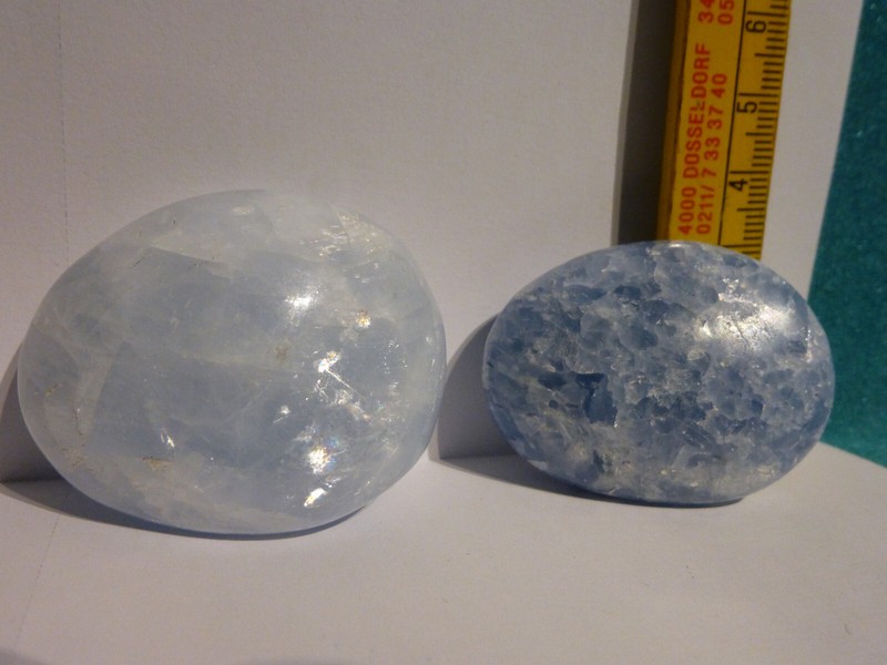 Mineralien: 2x Hellblauer Calcit Palmstein, Handschmeichler, Mit RegenbÃ¶Gen