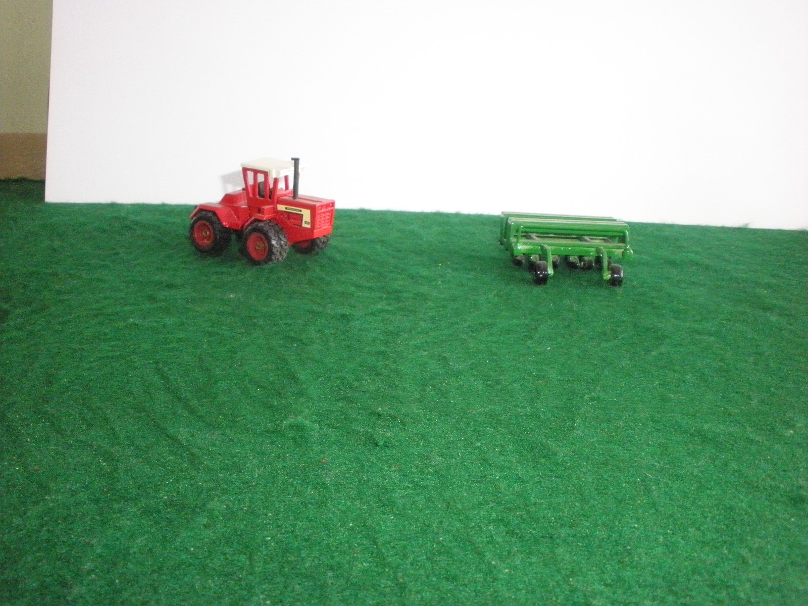 C&D Models IH 4568 tractor model kit with tires HO 87th scale