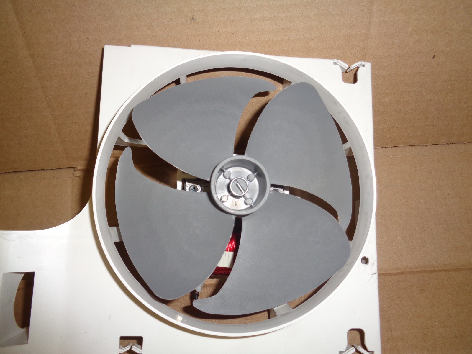 SAMSUNG MICROWAVE COOLING FAN MOTOR W/ HOUSING COVER TO SMF-U2070B - SC004