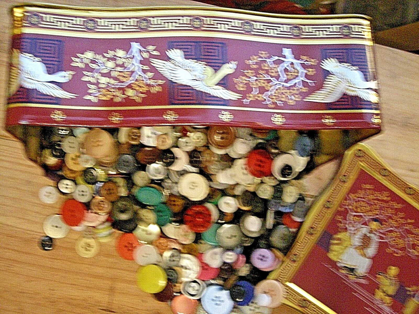 TIN FULL OF BUTTONS OLD VINTAGE LOT OF MIXED NICE CONDITION