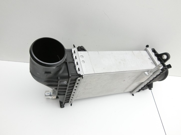 Mercedes W213 E200 16-20 2,0 135KW Ladeluftkühler Kühler  - Bild 2