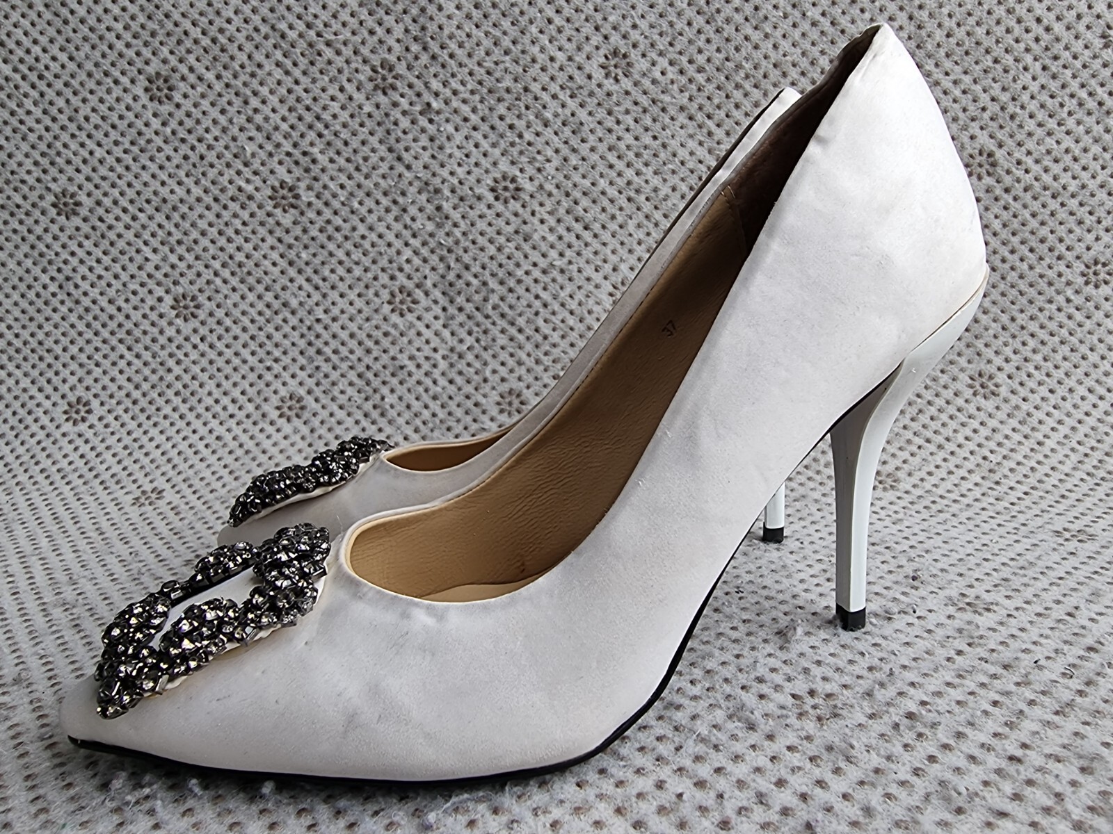 Manolo Blahnik HANGISI クリアビジュー パンプス Manolo Blahnik HANGISI クリアビジュー パンプス