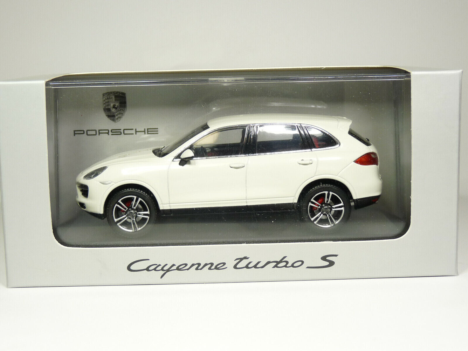 Porsche Cayenne Turbo S 2012 White Minichamps WAP0200220C 1