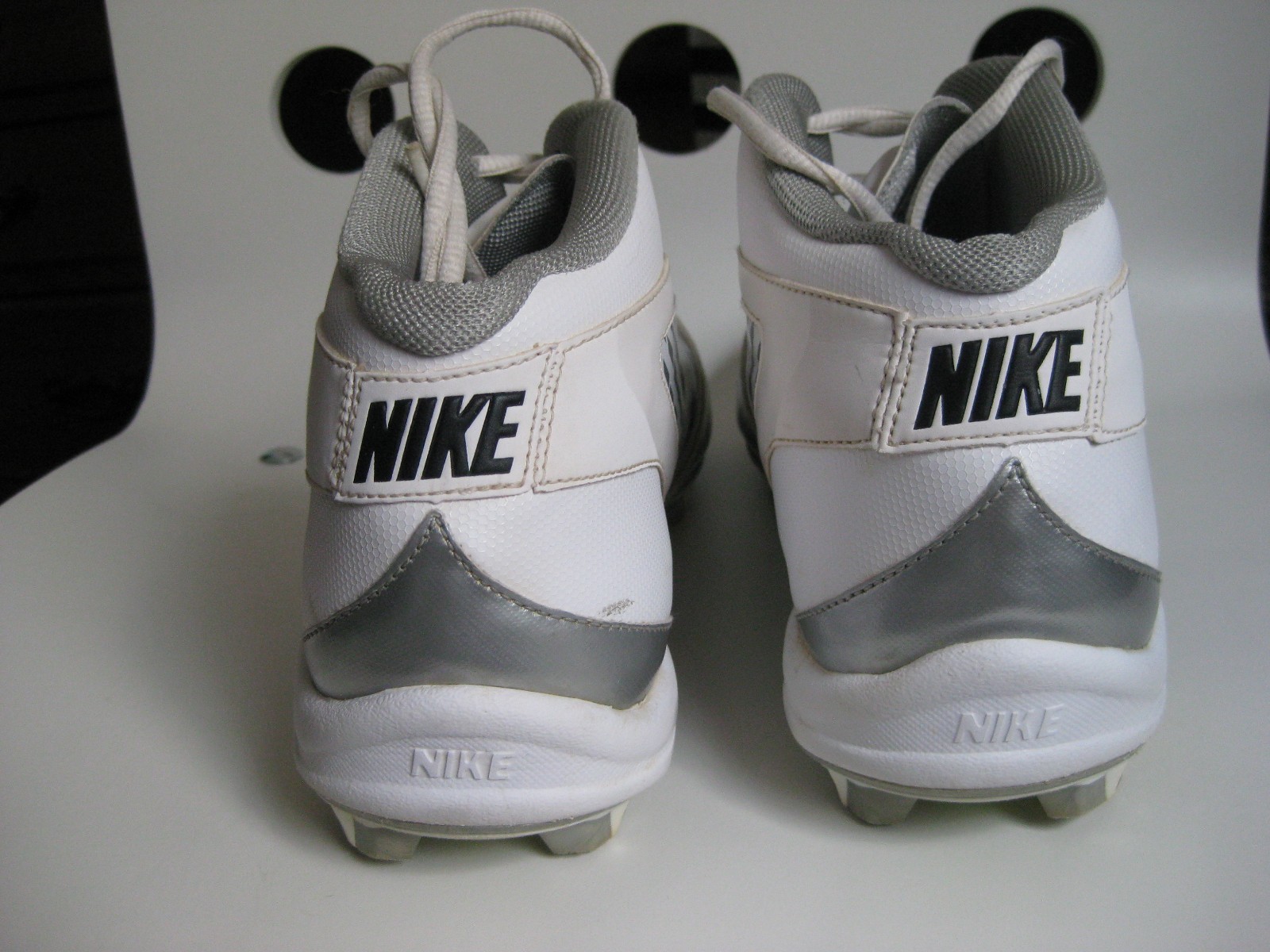 Men's NIKE Speedlax III Lacrosse Cleats Silver/White/Black Size 10 - Pre Owned