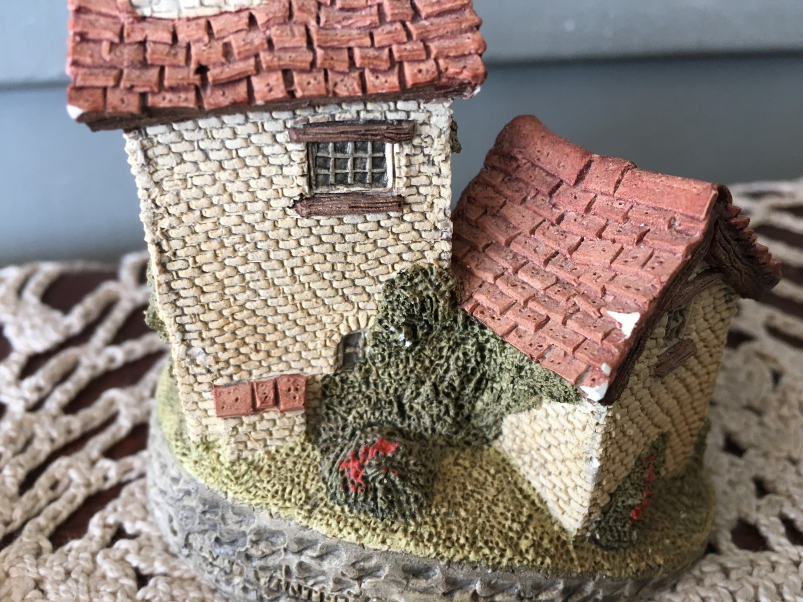 Vintage 1982 John Hine Ltd. Hand Made Ivy Cottage David Winter Christmas Village