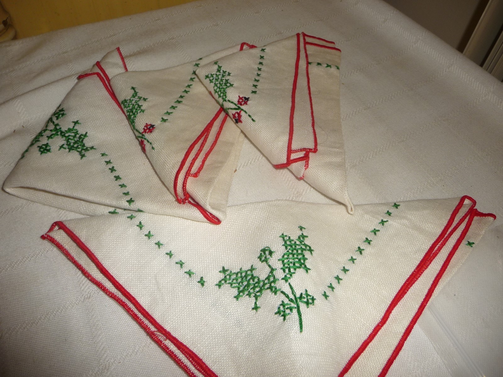 #11/8PP  vtg CHRISTMAS Lot of 4  cross stitched  embroidered napkins  14''