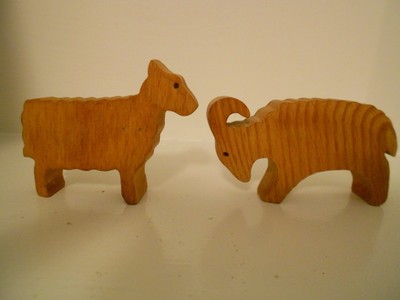 SMALL WOODEN SHEEP/RAM HANDCARVED*SALISBURY, ENGLAND 1987*EUC