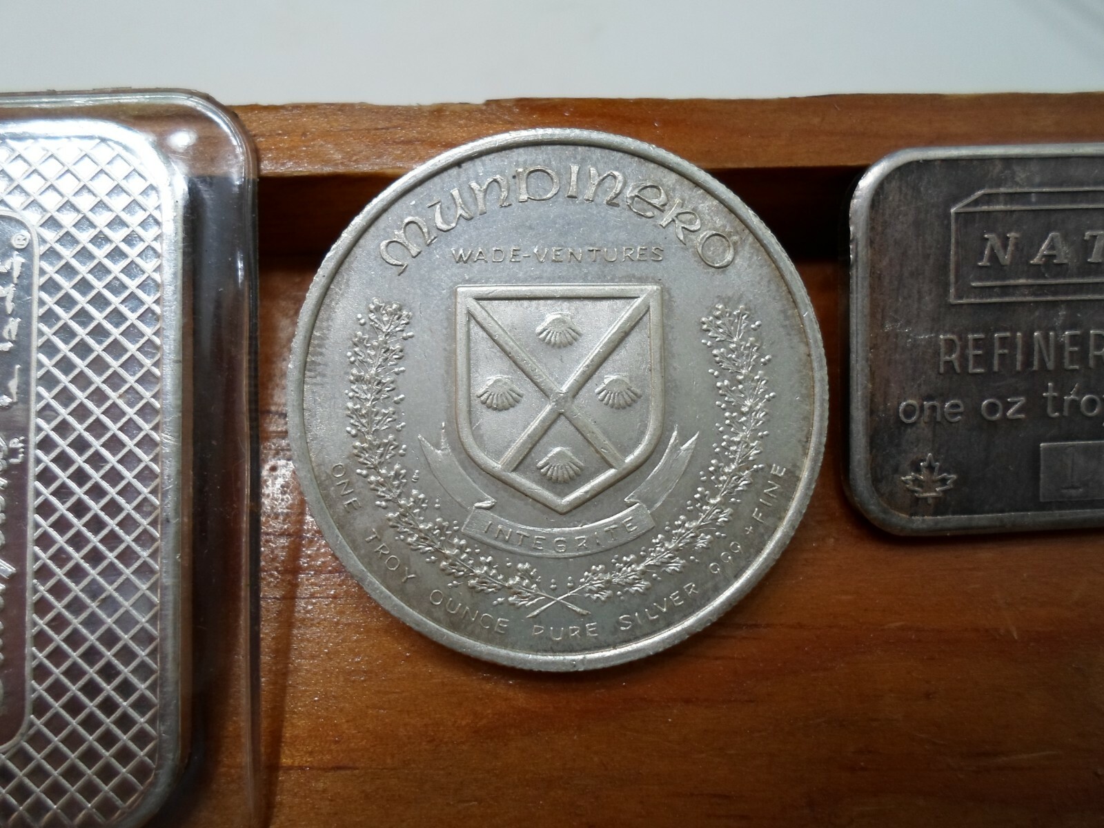 Silver .999     1 Round    and     3 Bars   4 troy onces total