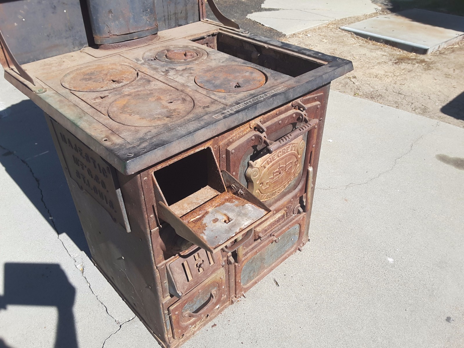 ANTIQUE 1900s MAJESTIC CAST IRON WOOD STOVE NO.638 