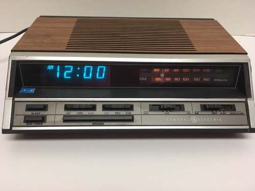 Vintage GE Walnut Wood Grain Blue Digital AM FM Clock Radio 7-4666A