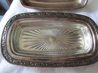 ONIEDA SILVERSMITHS, SILVER PLATED BUTTER DISH WITH LID.