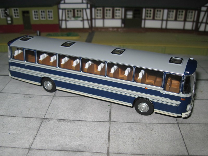 Brekina 59930 - Reisebus Fleischer S5 - Dunkelblau - Zierstreifen Silbergrau