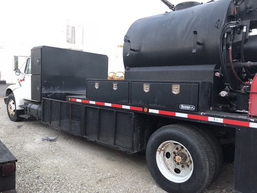 1998 Int 4700 Sealcoat Truck
