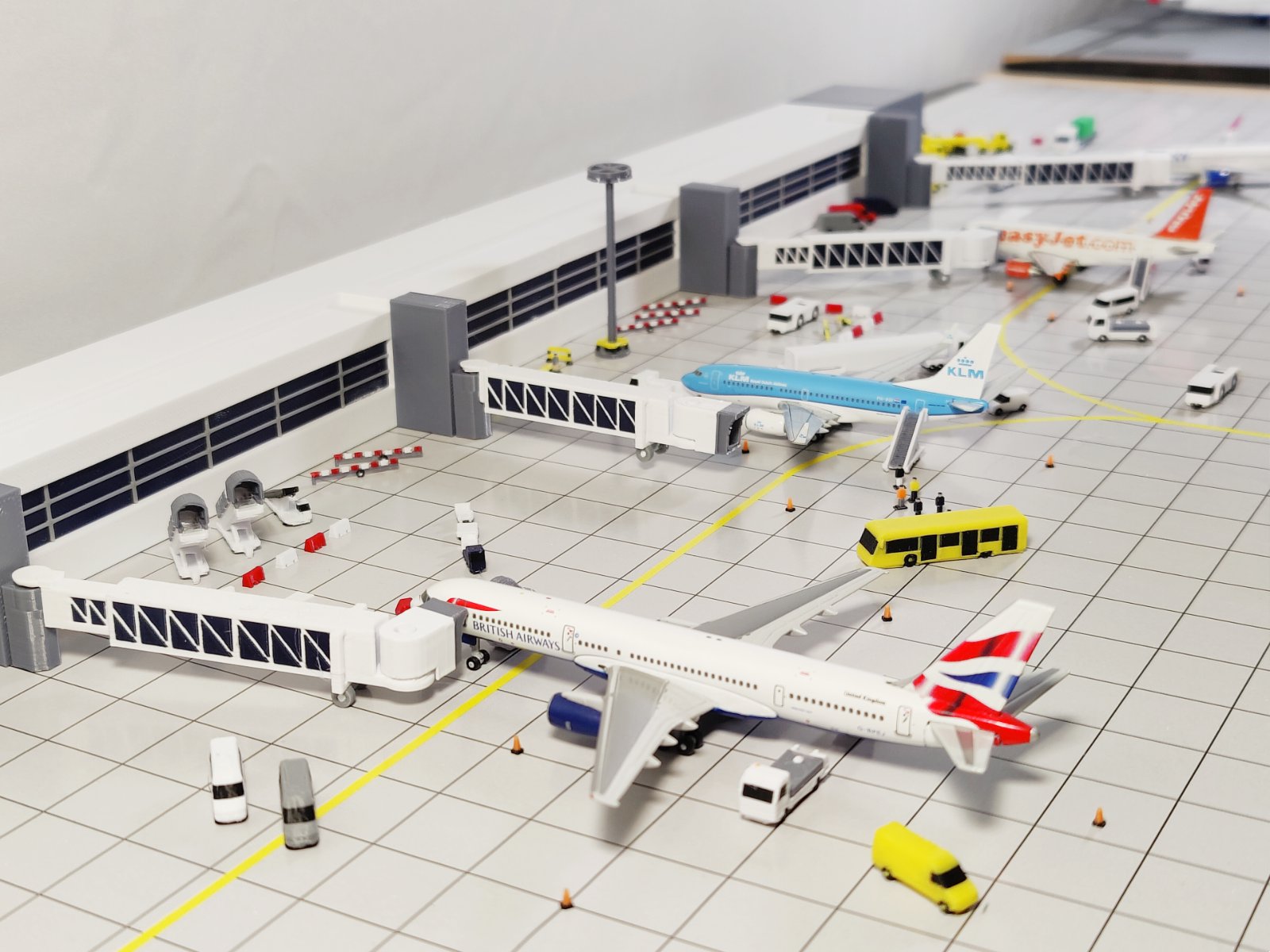 REGIONAL AIRPORT TERMINAL BUILDING + EXTENDING BRIDGES Model 1:400 Scale Diorama