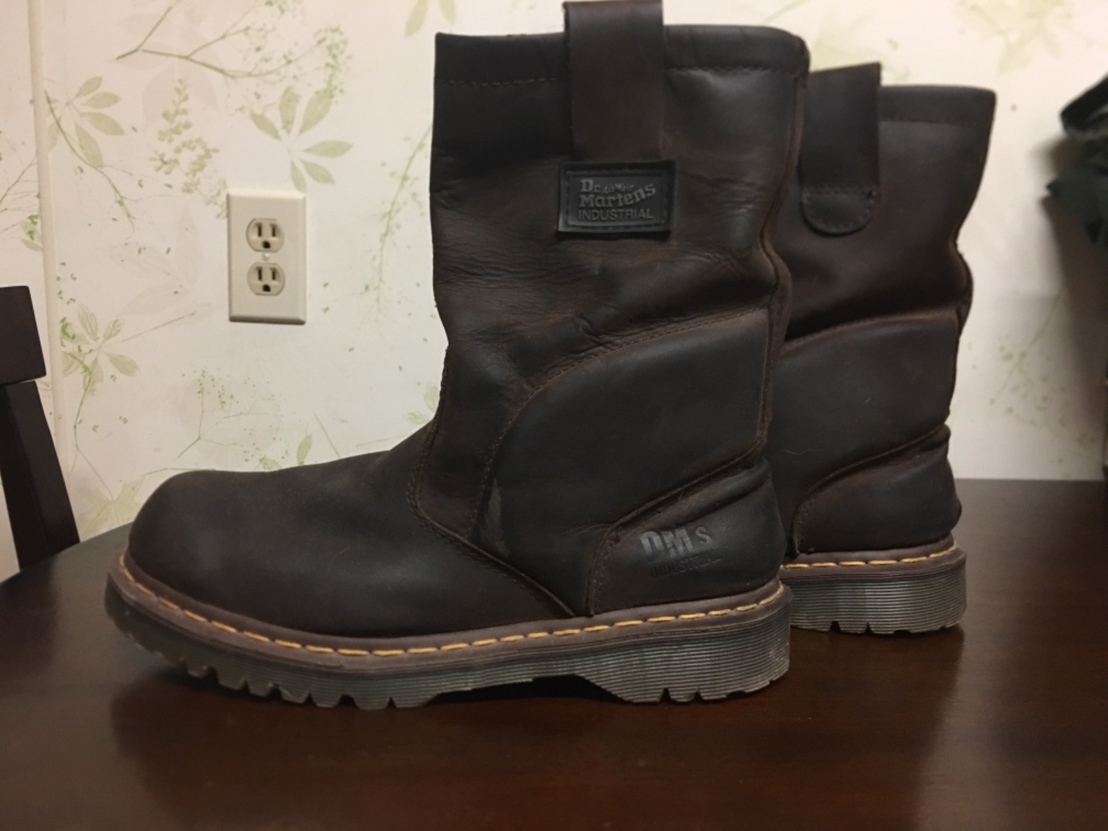 Dr Martens air wave size 42 eu, mans 9, ladies 10 average width