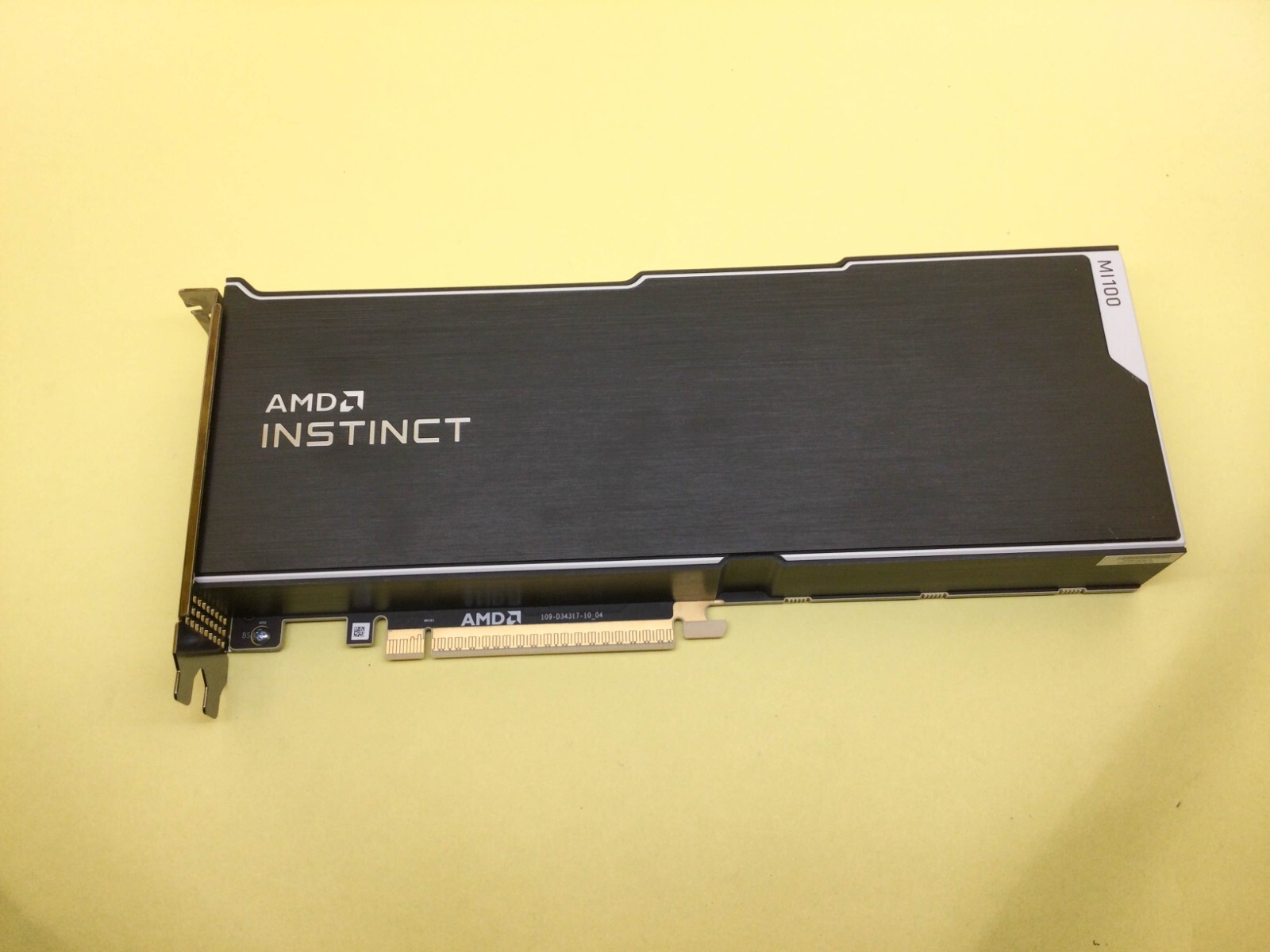 AI AMD INSTINCT mi100 VRAM 32GB アクセラレータ AMD、288GB HBM3eメモリ搭載のAIアクセラレータ「Instinct