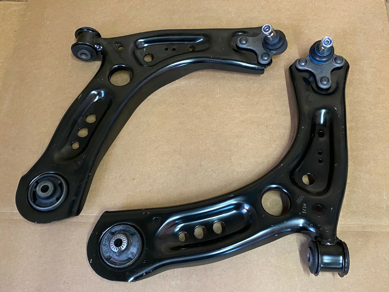 PAIR OF FRONT SUSPENSION LOWER WISHBONES CONTROL ARMS FOR AUDI A3 (8V