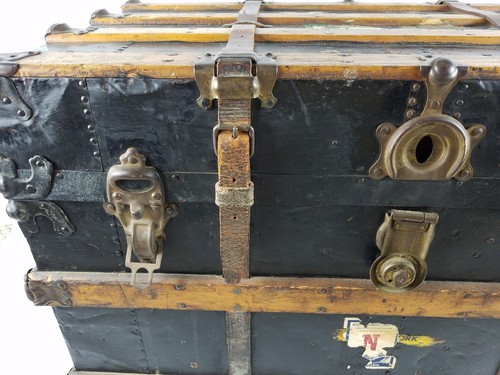 Wood Metal Steamer Trunk Vintage Antique Farmhouse Leather Straps Blanket Dolls