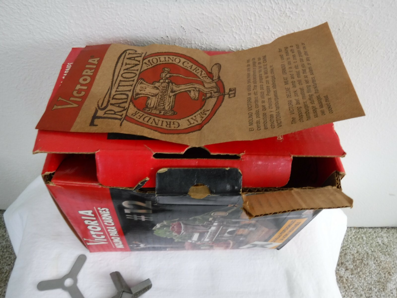 VERY NICE VICTORIA # 12 MEAT GRINDER. HEAVY DUTY GRINDER, SCREW DOWN STYLE