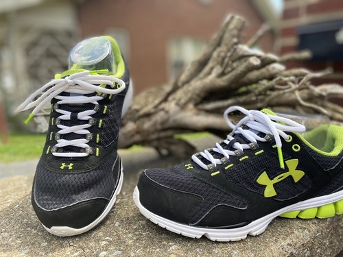 WOMENS UNDER ARMOUR BLACK/LIME GREEN RUNNING SNEAKERS SIZE WOMENS UNDER ARMOUR BLACK/LIME GREEN RUNNING SNEAKERS SIZE