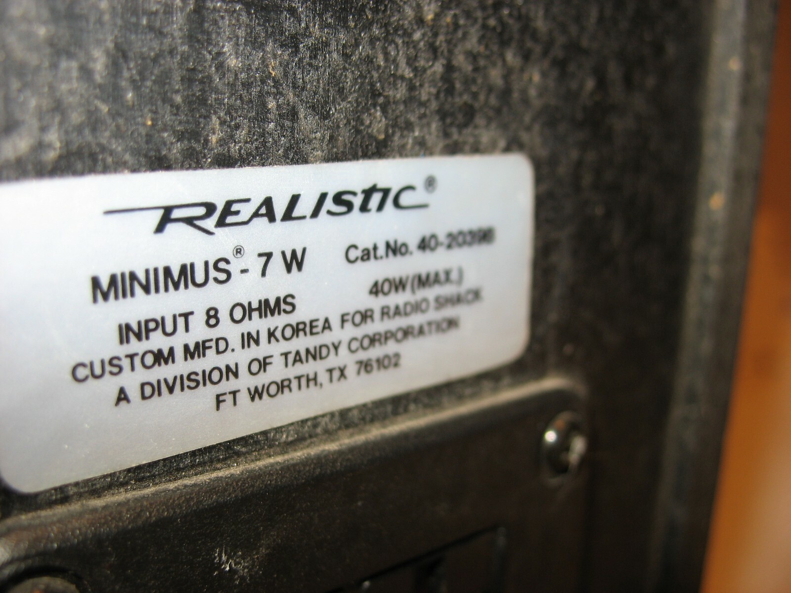 One VINTAGE Realistic Minimus-7W Bookshelf Speaker Walnut Cat. No. 40-2039B