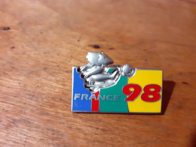 Pin'S Football / Coupe Du Monde - France 98  Footix  Par Arthus Bertrand