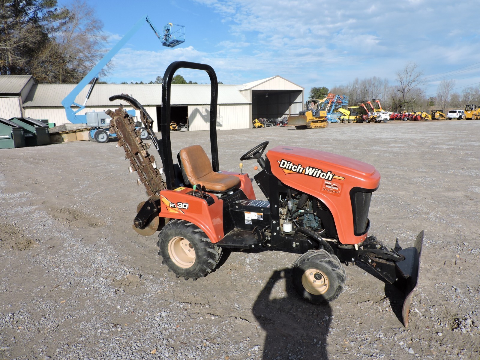 2013 DITCH WITCH RT30 TRENCHER - SELF PROPELLED - LOW HOURS - GOOD CONDITION!!