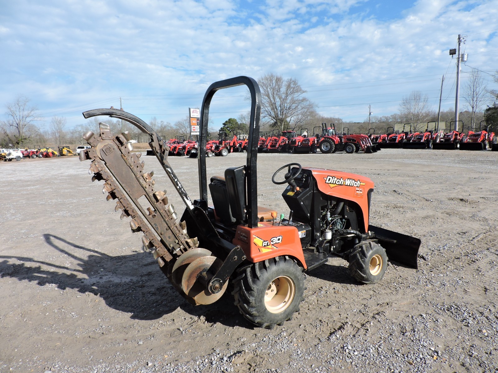 2013 DITCH WITCH RT30 TRENCHER - SELF PROPELLED - LOW HOURS - GOOD CONDITION!!