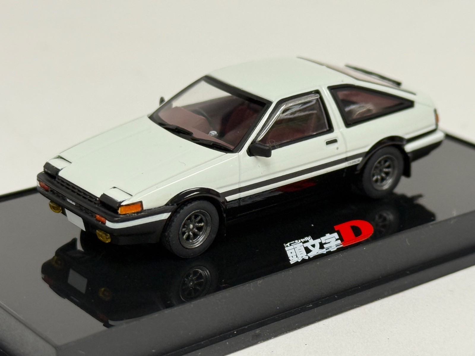 1/64 AutoArt Toyota Sprinter Trueno ( AE86 ) initial D in