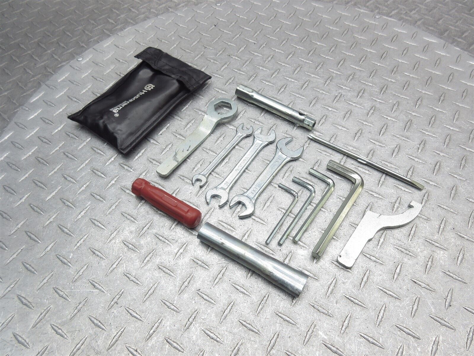 2023 2022-2023 Husqvarna Svartpilen 401 Tool Toolkit Pouch 2023 2022-2023 Husqvarna Svartpilen 401 Tool Toolkit Pouch