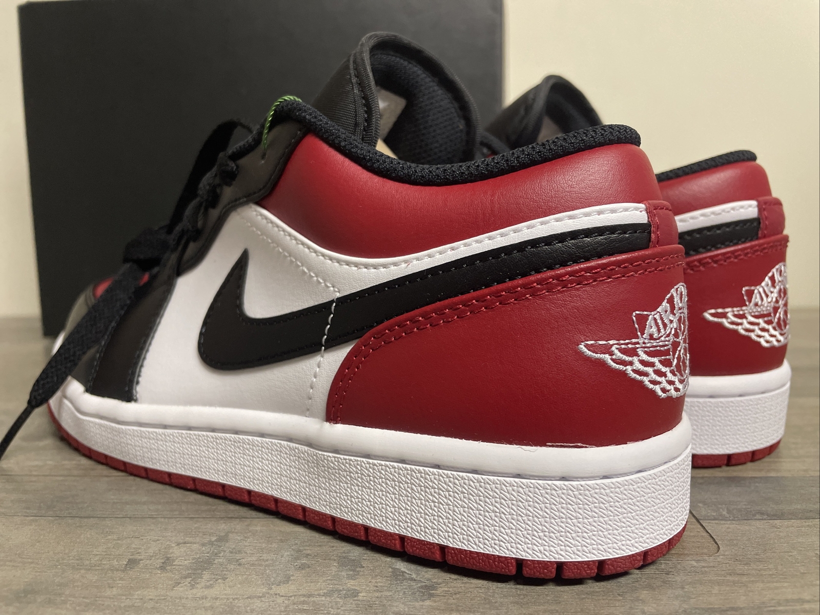 aj 1 red white