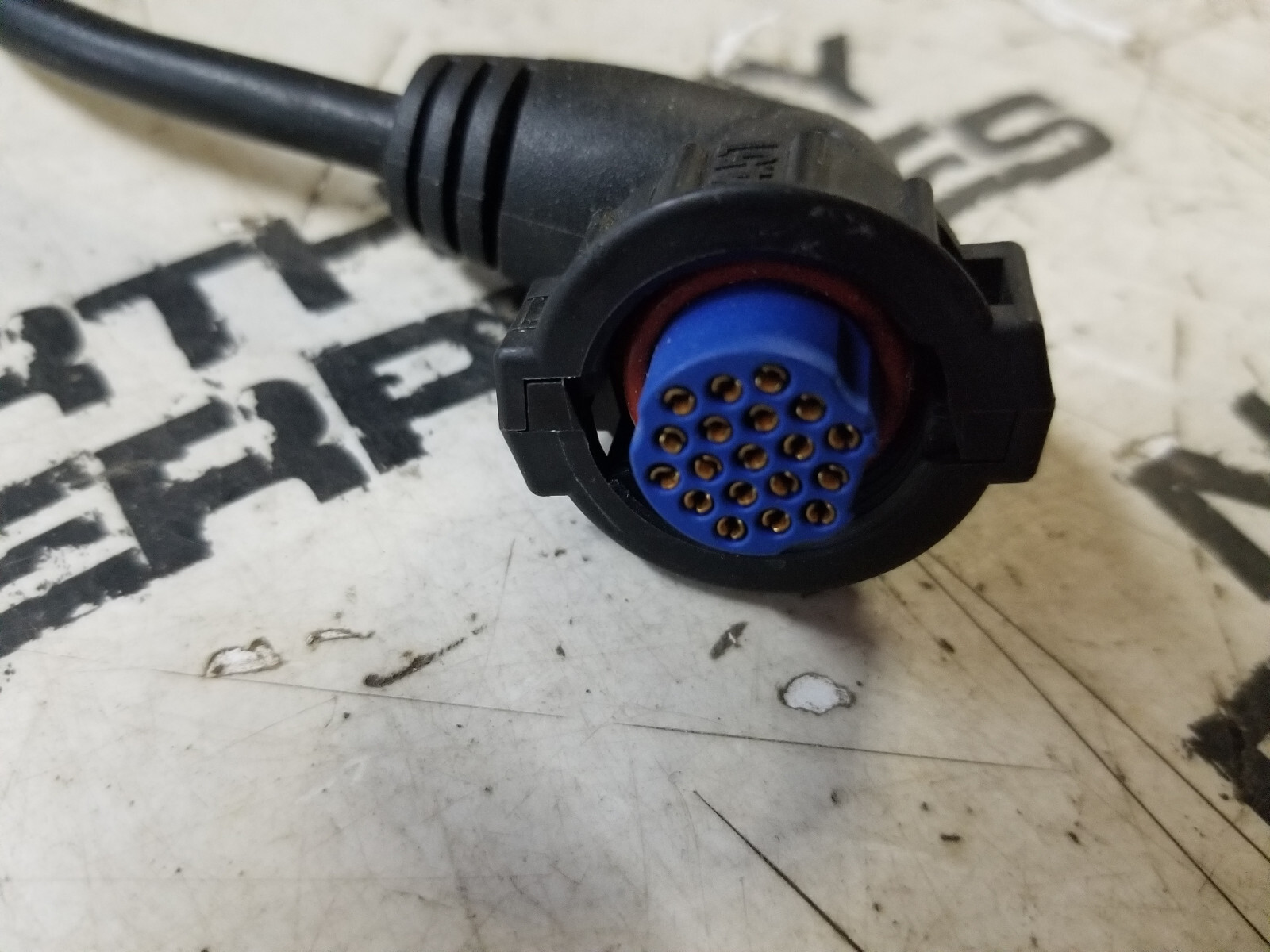 Garmin 010-11425-05 Marine NMEA 19-Pin Right Angle Threaded Collar 0183 Cable - Picture 4 of 4
