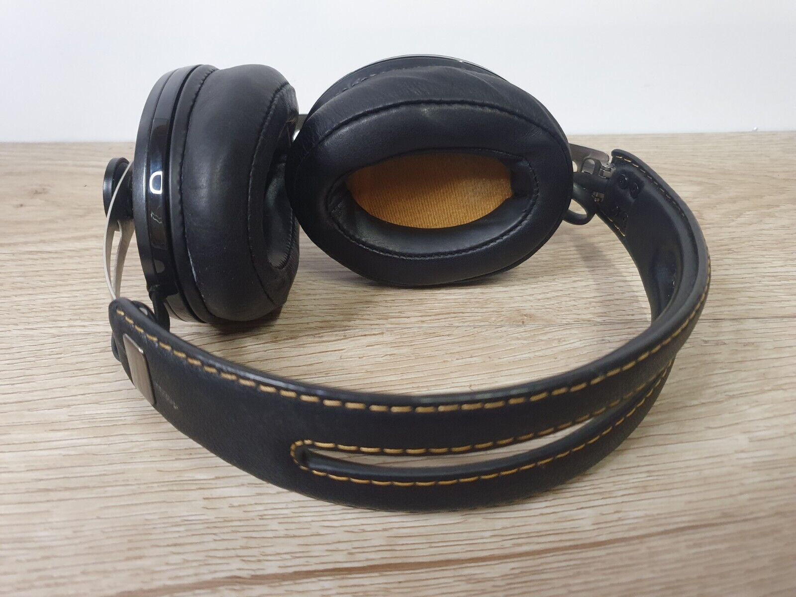 Sennheiser Momentum M2 AEBT Wireless Over Ear Noise Sennheiser Momentum M2 AEBT Wireless Over Ear Noise