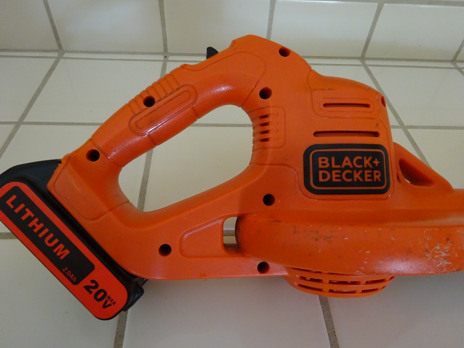 BLACK+DECKER LSW221 20V MAX Lithium Cordless Sweeper