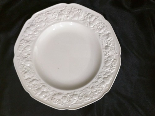 4 Art Deco Crown Ducal FLORENTINE OFF WHITE Scalloped Embossed Dinner Plates