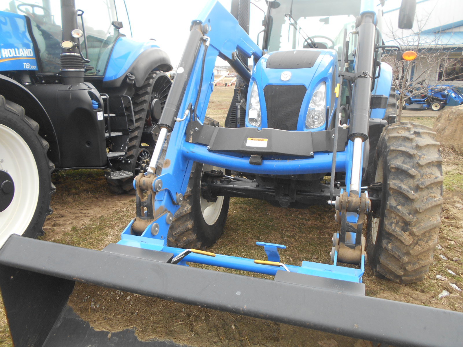 2015 NEW HOLLAND TS6.140 WITH LOADER // CAB  // 230 HOURS // SN = NT00501M