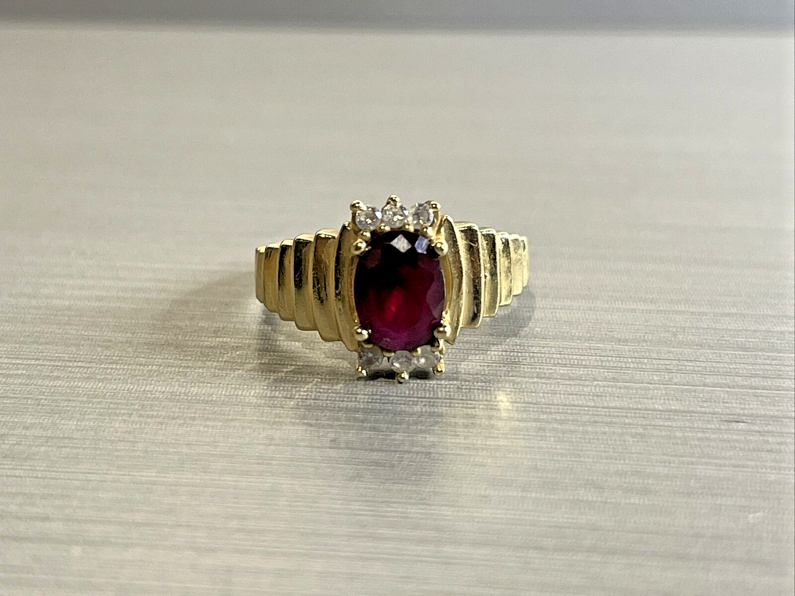 14k Yellow Gold Ring W/ Reg Stn Center Has Clear Stns Sz 7.5