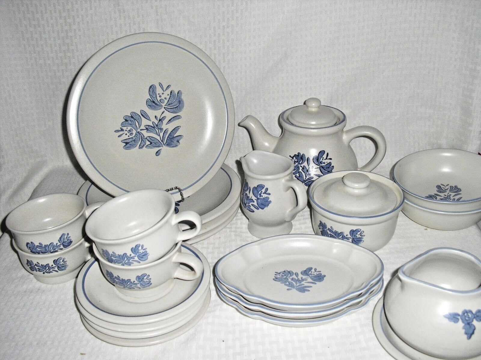 22 pc Vintage Pfaltzgraff Yorktown Dinnerware serving set.
