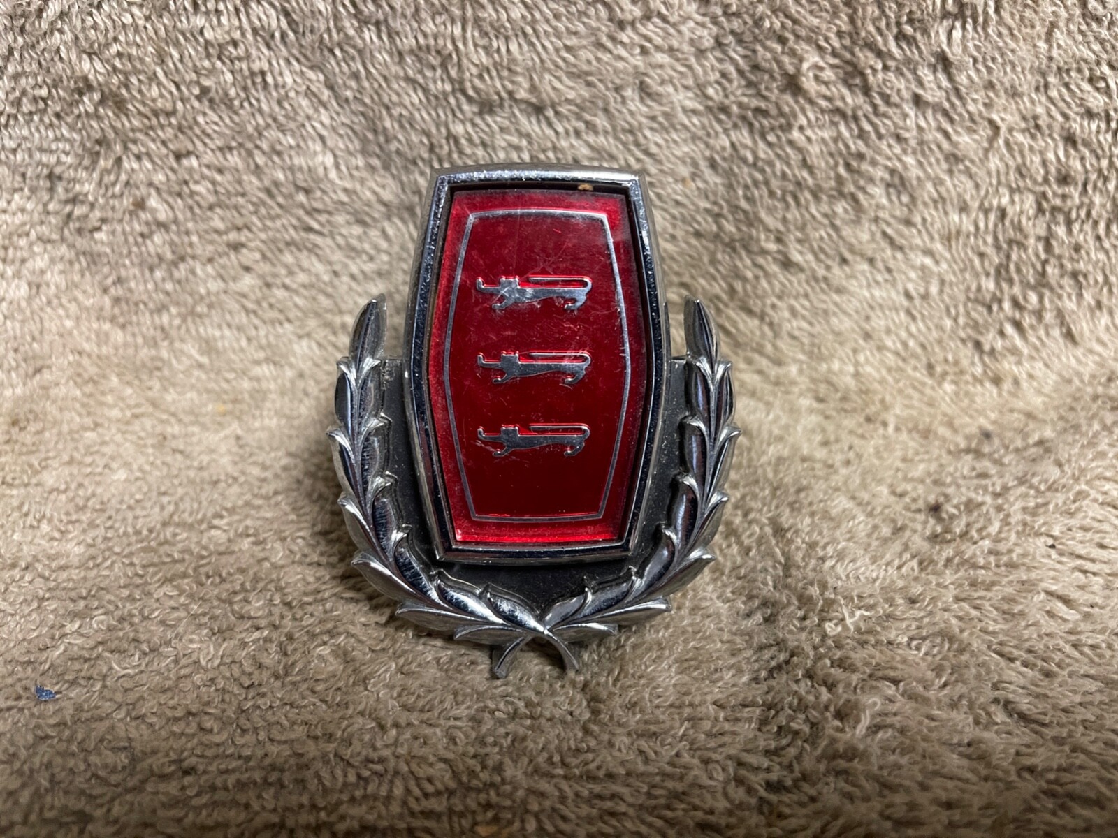 NOS FORD D3AB-8B369-AC LTD GALAXIE GRILLE EMBLEM CHROME