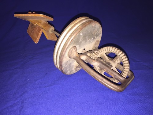 VERY NICE ANTIQUE DAZEY #40, 562, BUTTER CHURN,  FOUR QUART!