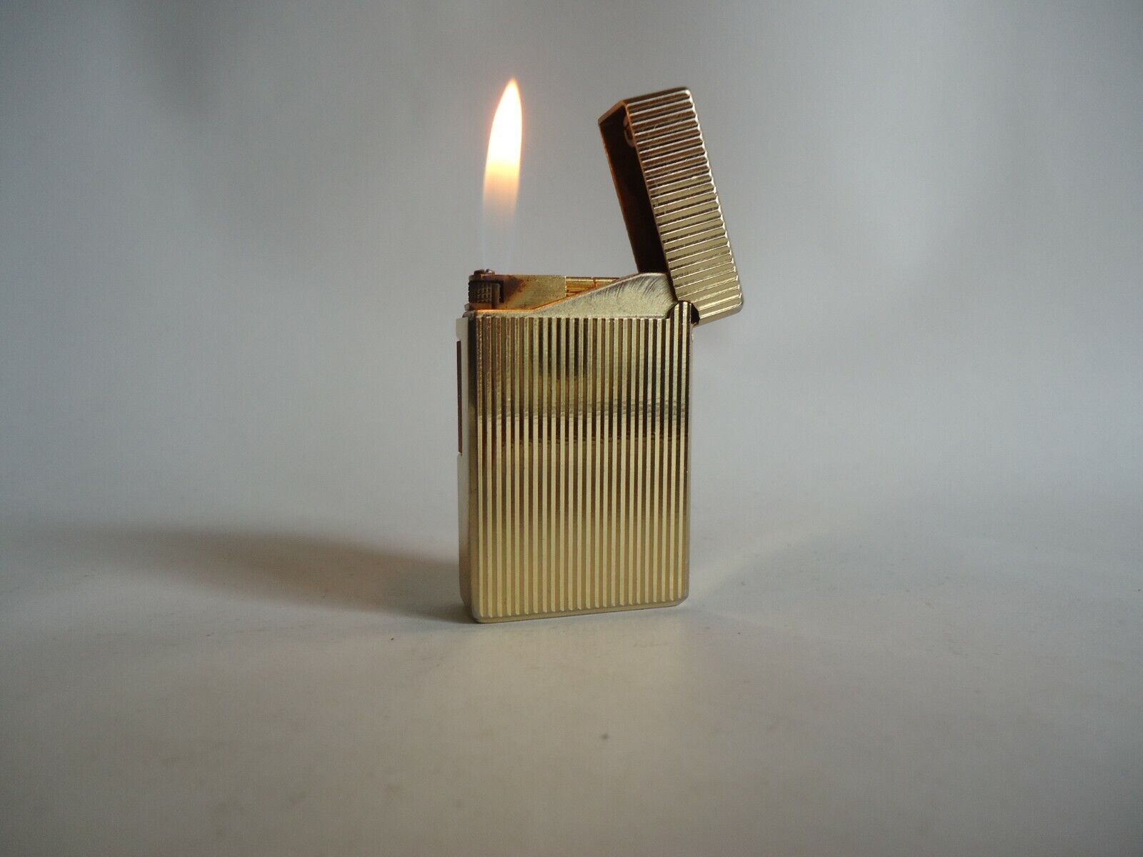 VINTAGE GAS LIGHTER ''VERSAILLES'' 18k.GP /GOLD PLATED VINTAGE GAS LIGHTER ''VERSAILLES'' 18k.GP /GOLD PLATED