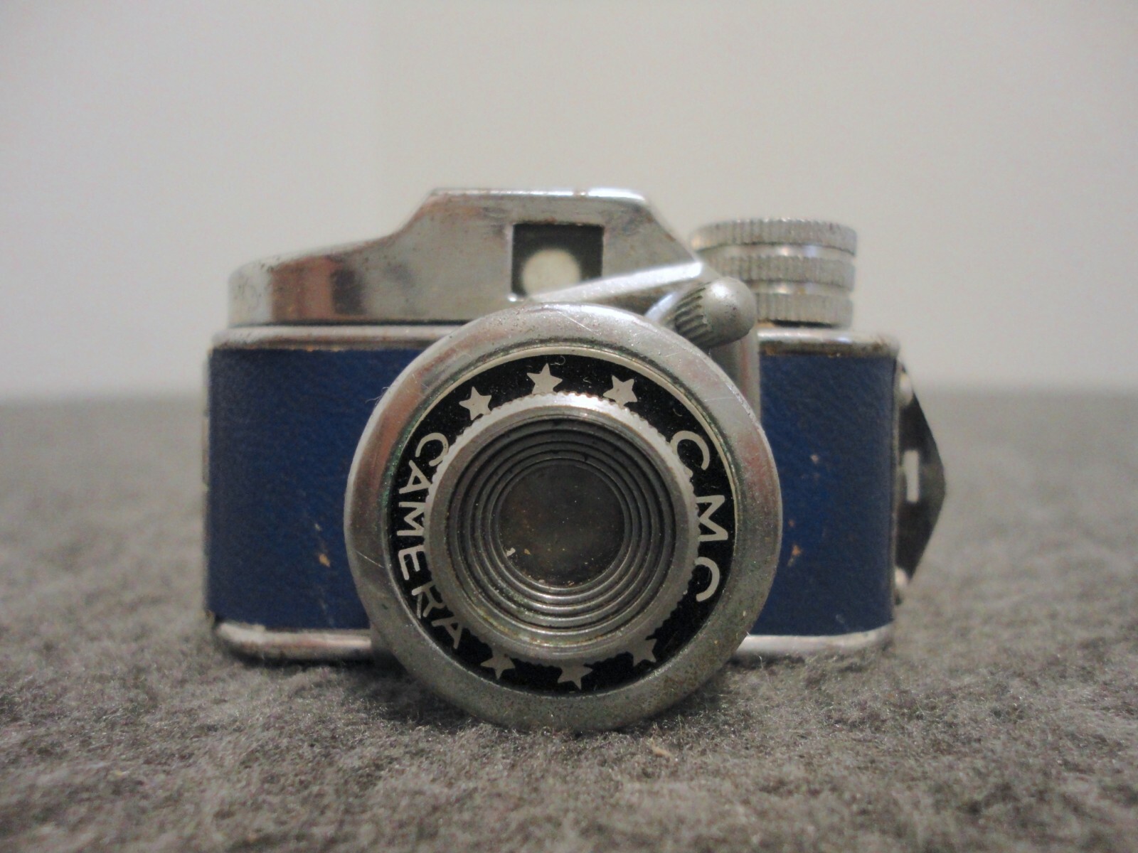 VINTAGE CMC MINIATURE HIT CAMERA W/ ORIGINAL LEATHER CASE - BLUE