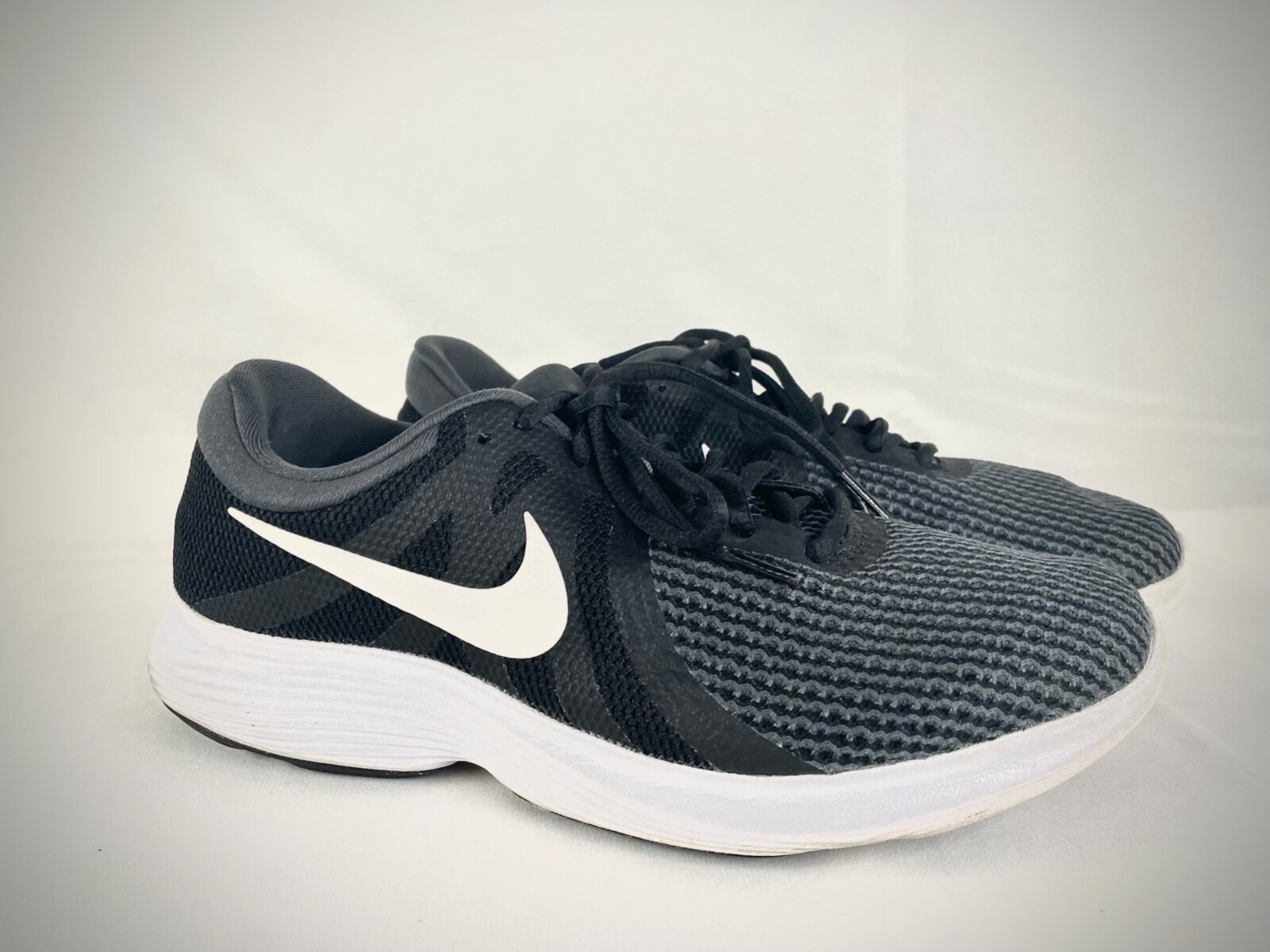 nike revolution 4 black white