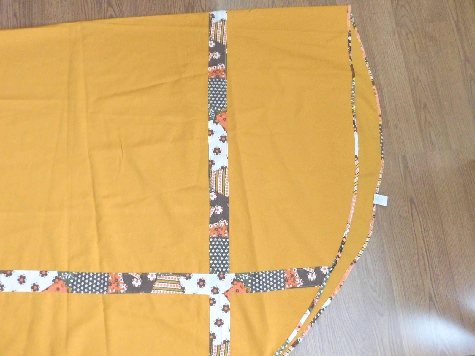 VINTAGE OVAL TABLELCOTH ~GOLD WITH ACCENTS ~ 59