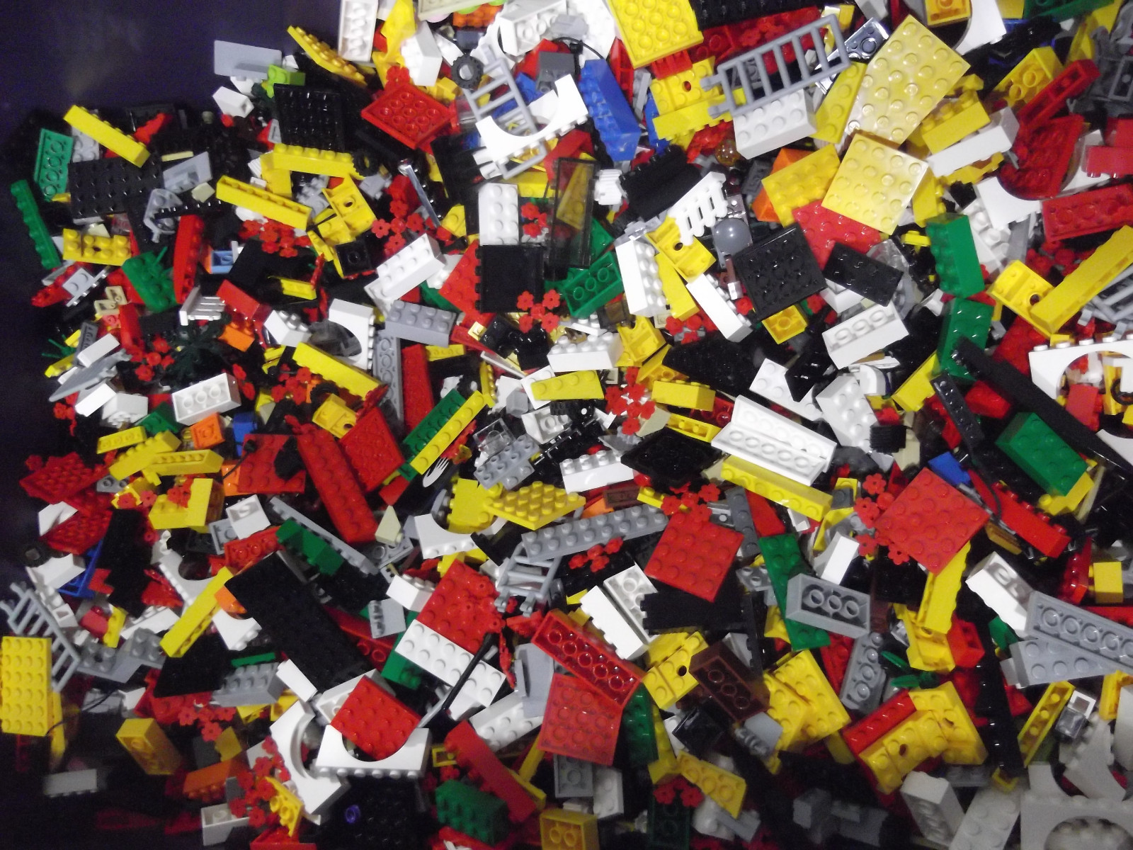 лего микс. радужные друзья из смешанава лего. лего конус. The very first lego bricks. лего смешанный.