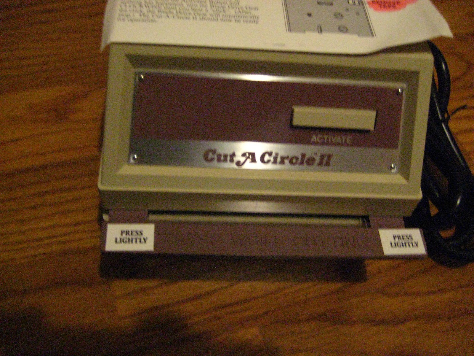 CUT A CIRCLE II MODEL 2800 ELECTRONIC CIRCLE CUTTER. BRAND NEW W/INSTRUCTIONS!!