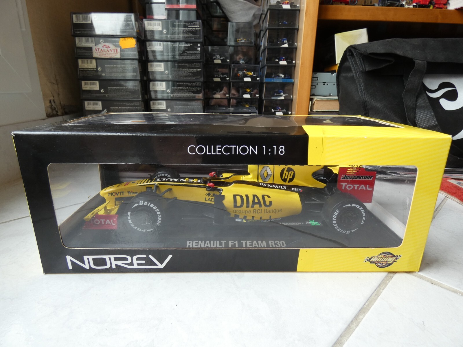 ペち様　【非売品】Renault　F1 TEAM　R30　1/18スケール 非売品】Renault F1 TEAM R30 1/18スケール フィギュア