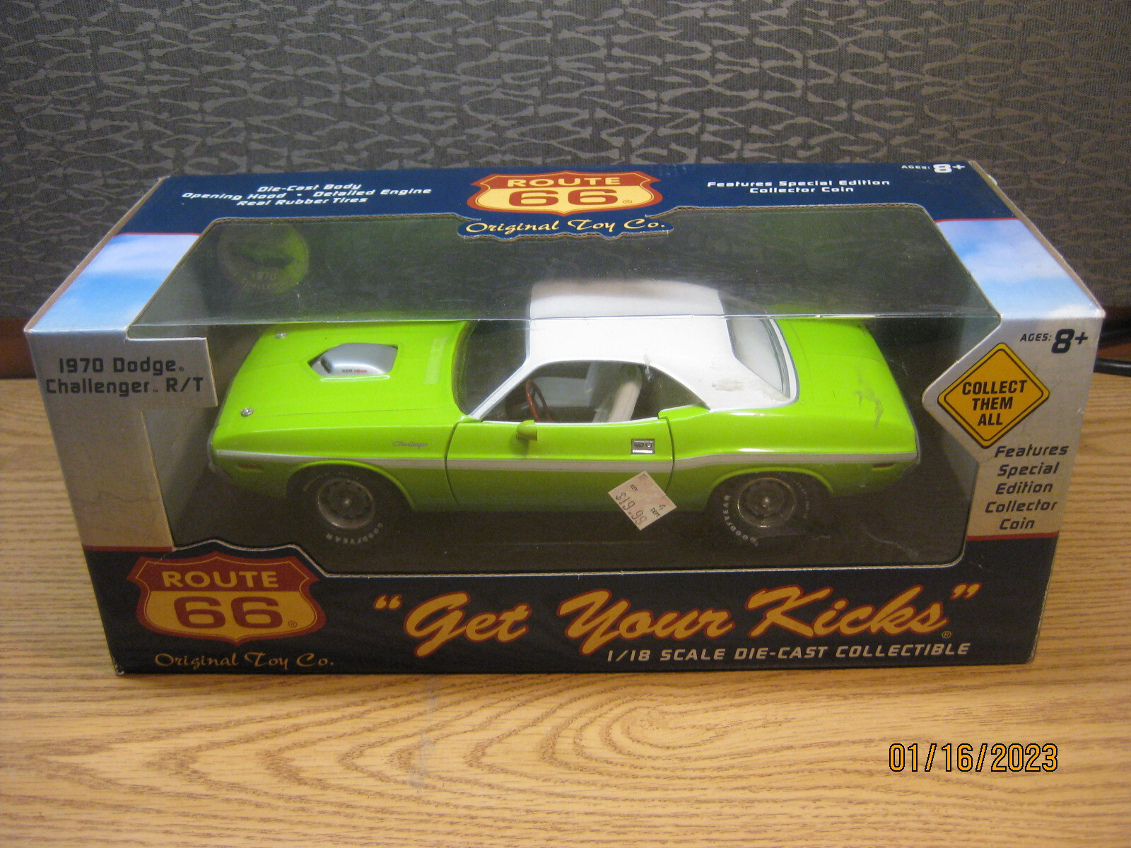 AMERICAN MUSCLE 1/18 1970 ダッジ チャージャー R/T 1970 Dodge Charger R/T Black with White Tail Stripe