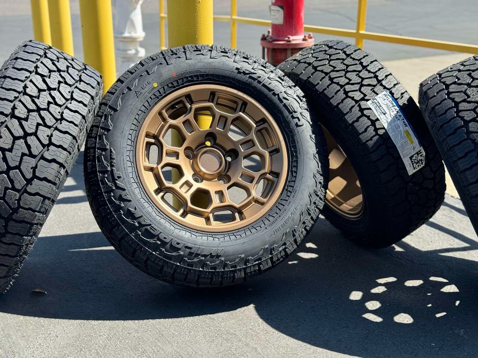 良好 トヨタ オプション RAYS TRD 5穴 バリ溝 225/45R18 良好 トヨタ オプション RAYS TRD 5穴 バリ溝 225/45R18 - メルカリ