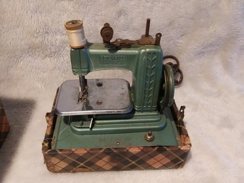 VINTAGE 1950 BETSY ROSS MINIATURE CHILD'S TOY ELECTRIC SEWING MACHINE RED CASE